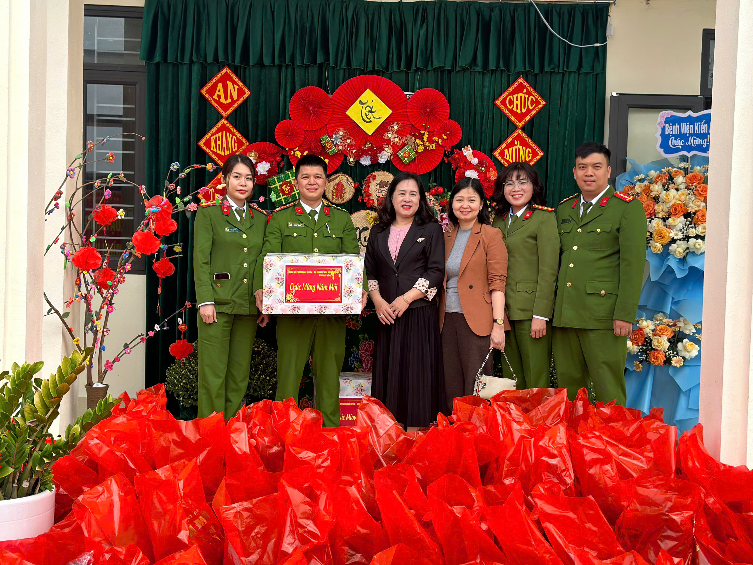 Công an phường Ngô Quyền thăm, tặng quà Tết tại Trung tâm bảo trợ người cao tuổi Hải Phòng nhân dịp Tết Nguyên đán Bính Ngọ 2026